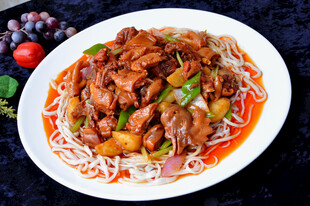 美味炒鸡肉盖浇米粉