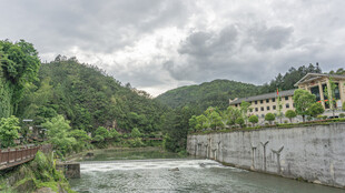 山间河畔风景