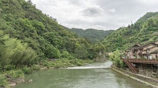 青山绿水间的河畔景致
