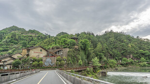 山间公路旁的村落美景