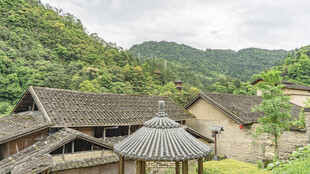 山间古朴村落民居