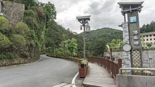 山间公路旁的中式路灯景观