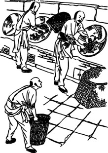 工人操作机器进行生产