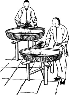 传统手工艺人制作场景