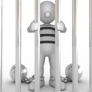 囚犯被禁锢于牢笼之中