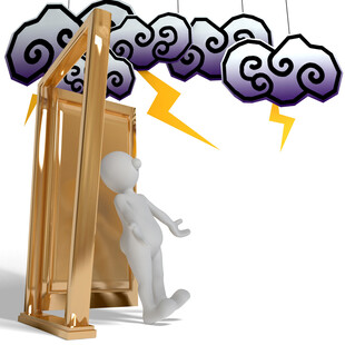 小人躲避上方雷电乌云