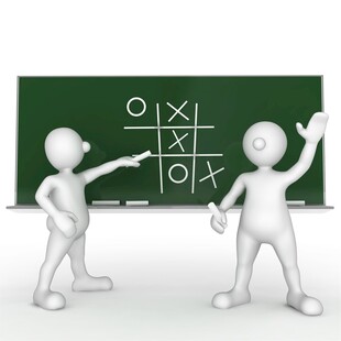 两人在黑板前演示井字游戏