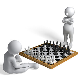 两人对弈国际象棋场景