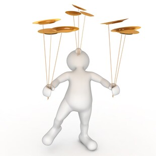 小人杂耍操控多枚飞盘