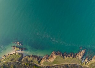 俯瞰碧海与嶙峋礁石