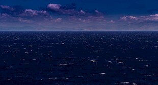 夜幕下的广阔海洋
