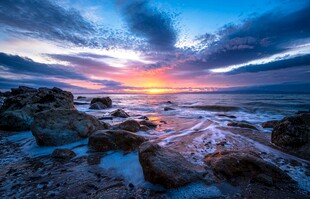 海边日落美景礁石与海浪