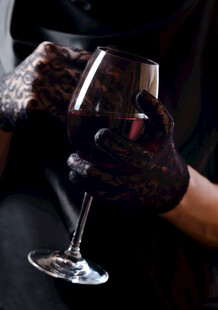 戴手套持红酒杯的优雅瞬间