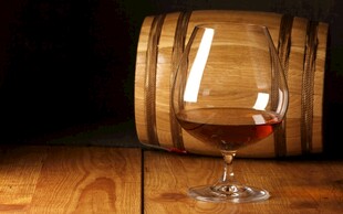 橡木桶旁的高脚酒杯