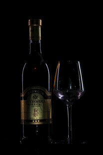 静谧氛围下的酒瓶与酒杯