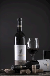 精致葡萄酒与酒杯静物图
