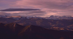 壮丽山间暮色景观
