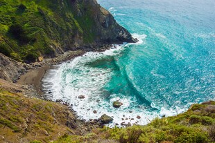 海岸美景碧海与青山相映