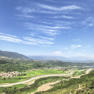 山间公路旁的美丽田园风光