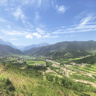 山间绿野风光