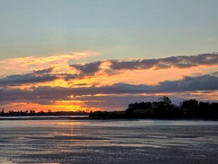 夕阳下的宁静水面景色