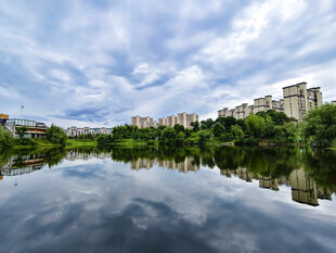 湖畔城市风光