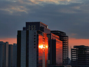 夕阳下的城市高楼景观