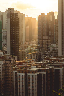 夕阳下的城市高楼景观
