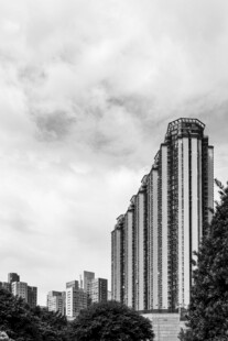 城市高楼景观黑白影像