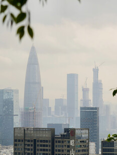 雾中都市高楼景观