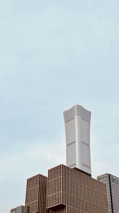 城市中高耸的现代建筑