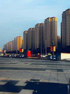 城市高楼与开阔广场景观
