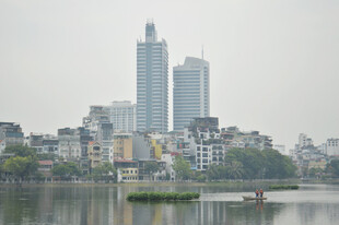 湖畔城市风光