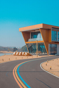 公路旁的现代风格建筑