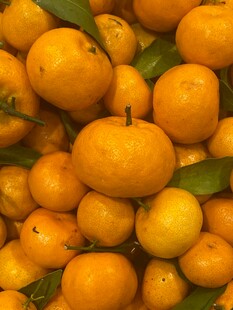 饱满橘子堆