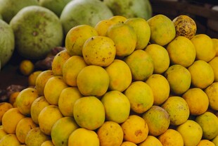 一堆黄澄澄的饱满水果