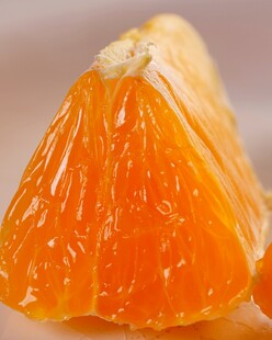 剥开的新鲜多汁橙子果肉