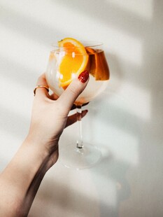 手托精美酒杯赏琥珀色酒
