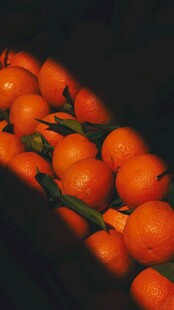 新鲜饱满的橘子堆叠