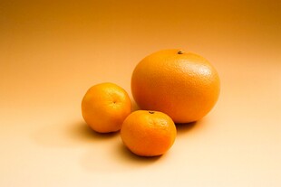 三个圆润橙子静物图