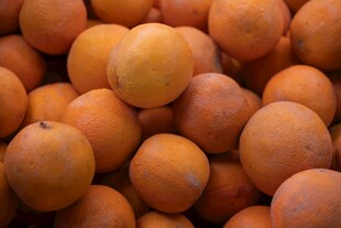 一堆饱满诱人的橙色果实