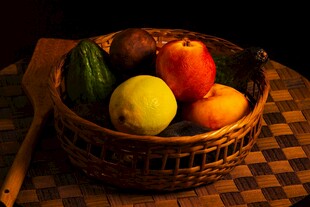 篮子里的多彩新鲜蔬果