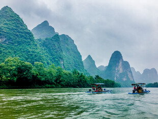 漓江山水间的竹筏之旅