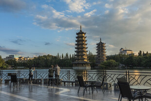 桂林湖畔古塔美景