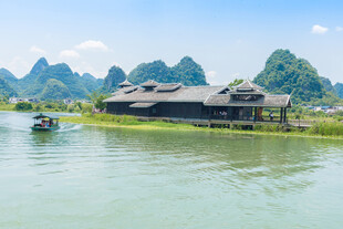 漓江畔的古朴水上屋舍