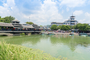 桂林水乡湖畔古建筑风景