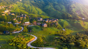 桂林山间村落公路美景