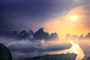 桂林山水间的日出盛景