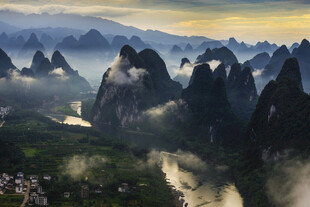 桂林群山云雾缭绕景观