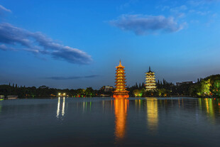 桂林夜景中的璀璨塔楼